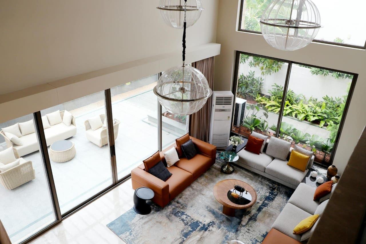Aerial view of a luxury living room with refined lighting and open volume.